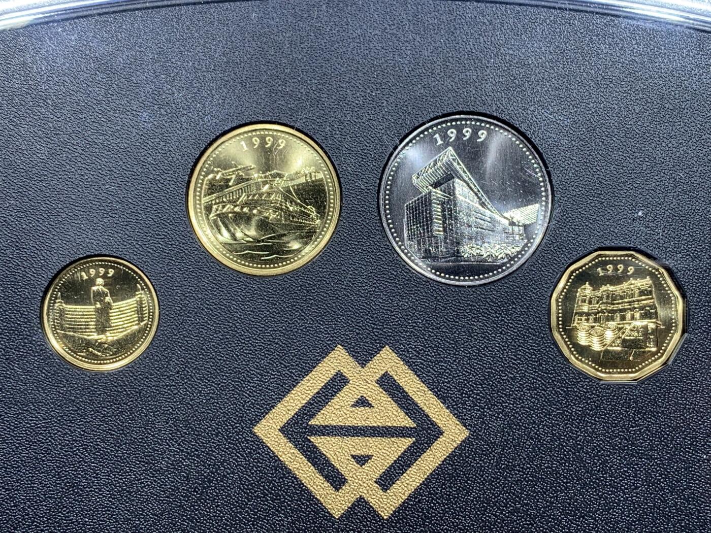 《竞宝斋》第475场 周日，周一 2场连拍 （全场包邮）欢迎送拍 澳门 1999年官方回归版纪念套币 盒证全 内盒定位卡槽坏了 外盒袋子拆了，内盒未开