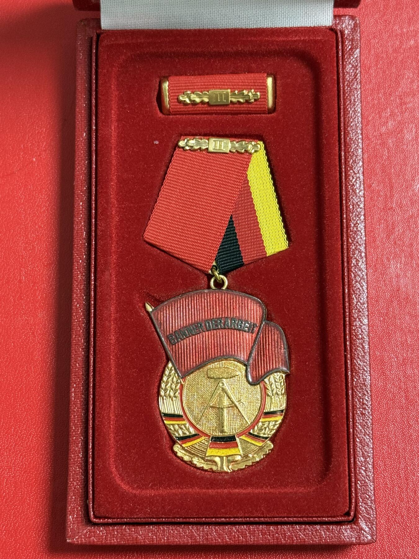 韵星假日军品类拍卖第50期 民主德国二级劳动红旗勋章 原盒略 库存品相 早期凹槽版本