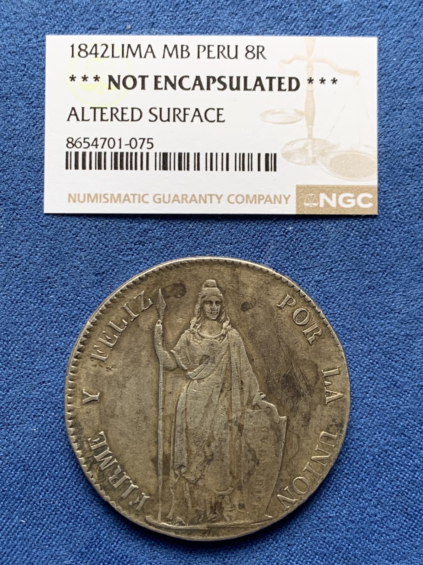 《竞宝斋》第475场 周日，周一 2场连拍 （全场包邮）欢迎送拍 1842年秘鲁联邦8里亚尔银币，正面：头戴自由帽的自由女神持矛、盾立像，背面：国徽。这个版本的自由女神像比183x年的那种要少见，图案雕刻立体感，艺术性更强。NGC评级因改变表面未进盒
