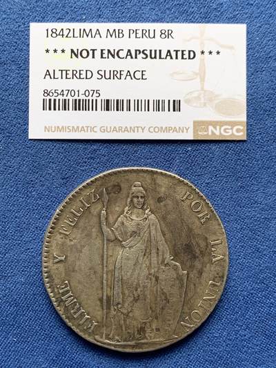 《竞宝斋》第475场 周日，周一 2场连拍 （全场包邮）欢迎送拍 - 1842年秘鲁联邦8里亚尔银币，正面：头戴自由帽的自由女神持矛、盾立像，背面：国徽。这个版本的自由女神像比183x年的那种要少见，图案雕刻立体感，艺术性更强。NGC评级因改变表面未进盒