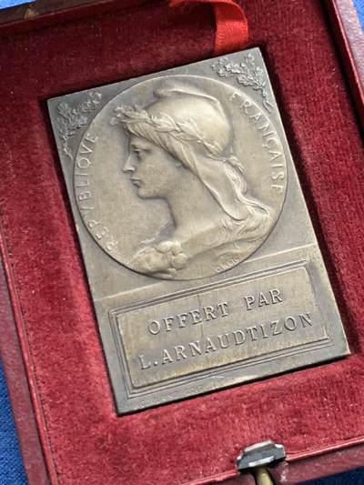 《竞宝斋》第475场 周日，周一 2场连拍 （全场包邮）欢迎送拍 - 玛丽安娜女神方型镀银铜章 41.2克 35*50.3mm 三角铜标 带盒 细节见图