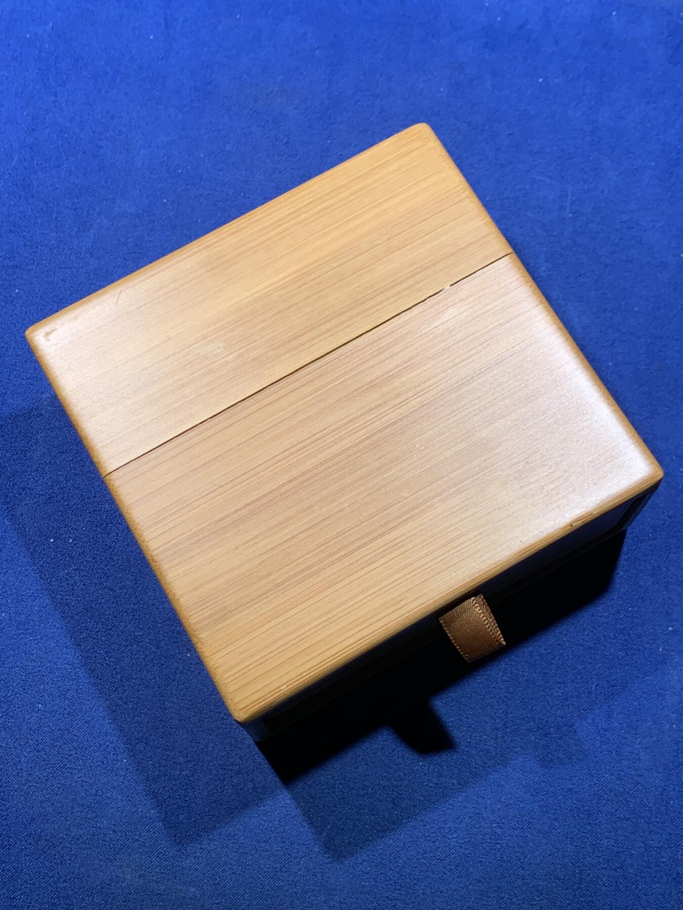 《竞宝斋》第475场 周日，周一 2场连拍 （全场包邮）欢迎送拍 芬兰大铜章 1984年 芬兰政治家恩斯特·帕尔梅 曾任芬兰农业部长 直径73.5mm 重量494.5g 附带竹制收纳盒 细节见图