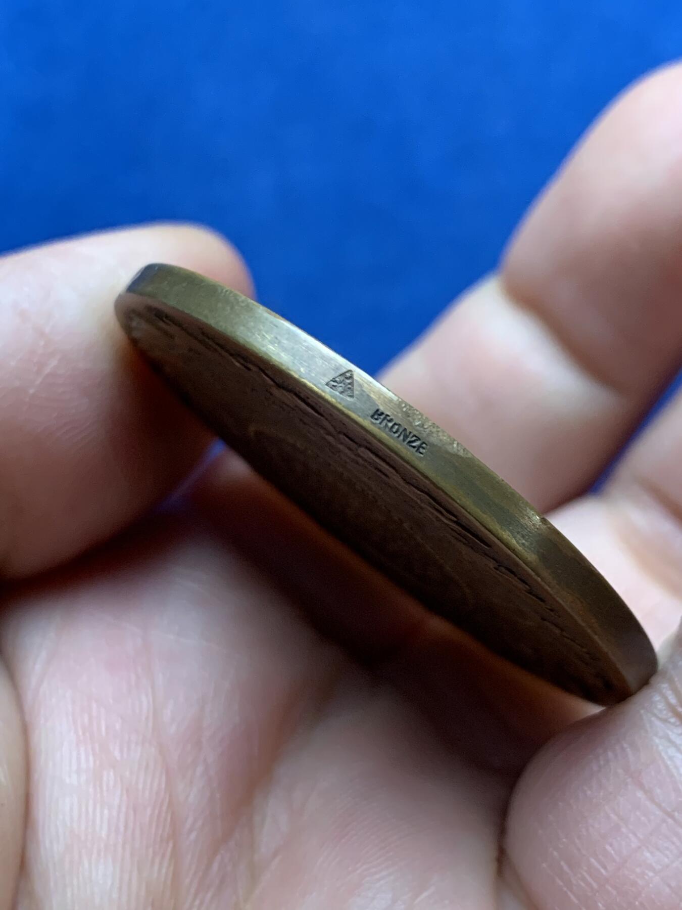 《竞宝斋》第475场 周日，周一 2场连拍 （全场包邮）欢迎送拍 法国圣阿德雷斯旅游促进协会纪念铜章 32.8克 41.3mm 三角铜标 带盒