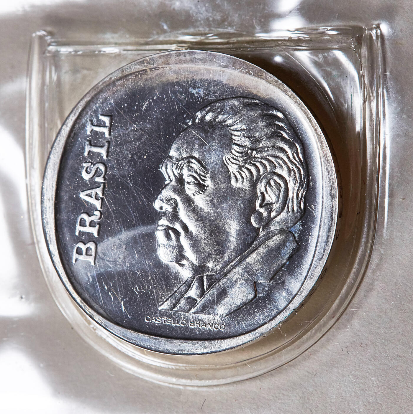【俄甄集藏】2026年(050)04-01星期三 晚 19:30 全场包邮 巴西1975年前总统、陆军元帅卡斯特洛·布兰科头像纪念中央银行成立10周年10克鲁赛罗银币，册装，重11.3克，800银，发行量20000枚，曾大量回收熔毁，存世量稀少