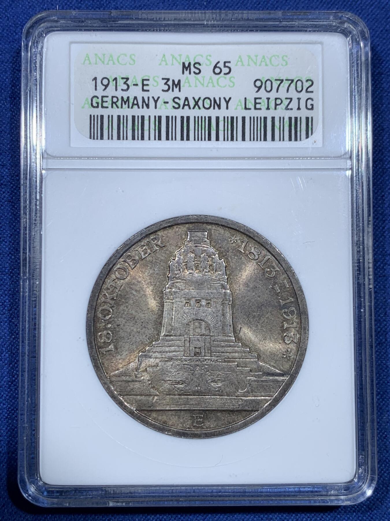 《竞宝斋》第475场 周日，周一 2场连拍 （全场包邮）欢迎送拍 ANACS MS65 德国 1913年 建功碑 3马克 银币 双面五彩包浆 小白盒的德系币相对较少 高分+好状态+绝版盒 收藏佳品