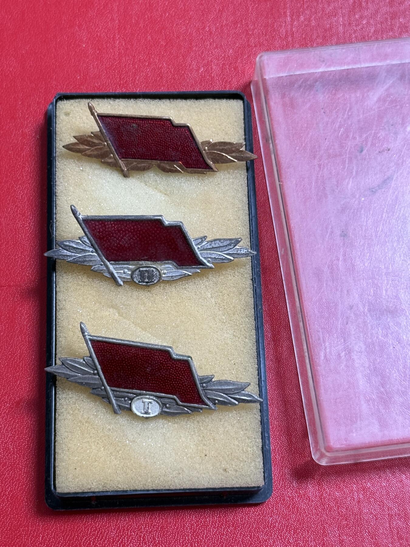 韵星假日军品类拍卖第50期 民主德国银级铜级工战队技能证章一组 两银一铜 其中银级一级一个银级二级一个