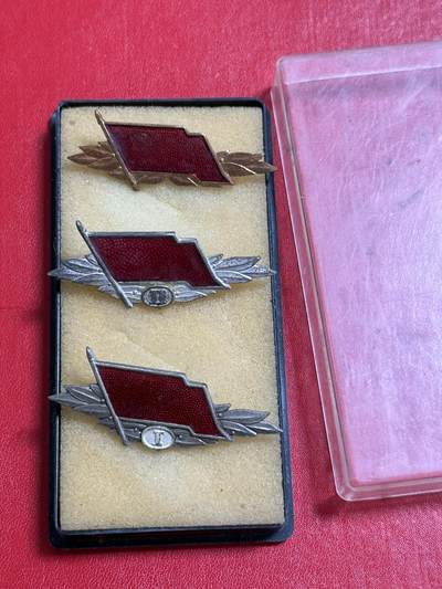 韵星假日军品类拍卖第50期 - 民主德国银级铜级工战队技能证章一组 两银一铜 其中银级一级一个银级二级一个