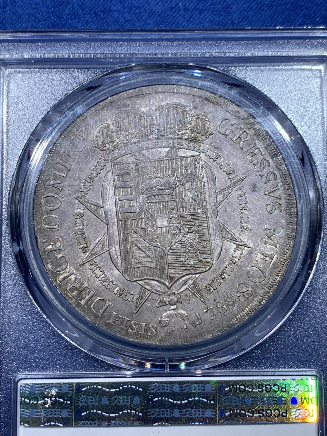 《竞宝斋》第475场 周日，周一 2场连拍 （全场包邮）欢迎送拍 PCGS MS62 意大利托斯卡纳1789年10保利大银币。神圣罗马帝国统治下的托斯卡纳。正面是身着戎装，未来的神罗皇帝利奥波德二世，背面是哈布斯堡-洛林家族的盾徽，值得注意的是前朝统治者美第奇家族的盾徽也包含在了里面。均匀原味黄油包浆，无弱打无矫正，找一枚这么好状态的很难，冠军分，pcgs最高分。所见62中状态最好的没有之一。HA前些年同分拍了两万。