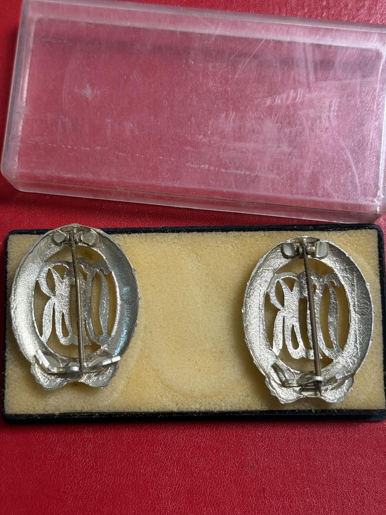 韵星假日军品类拍卖第50期 民主德国人民军银级体能证章两枚