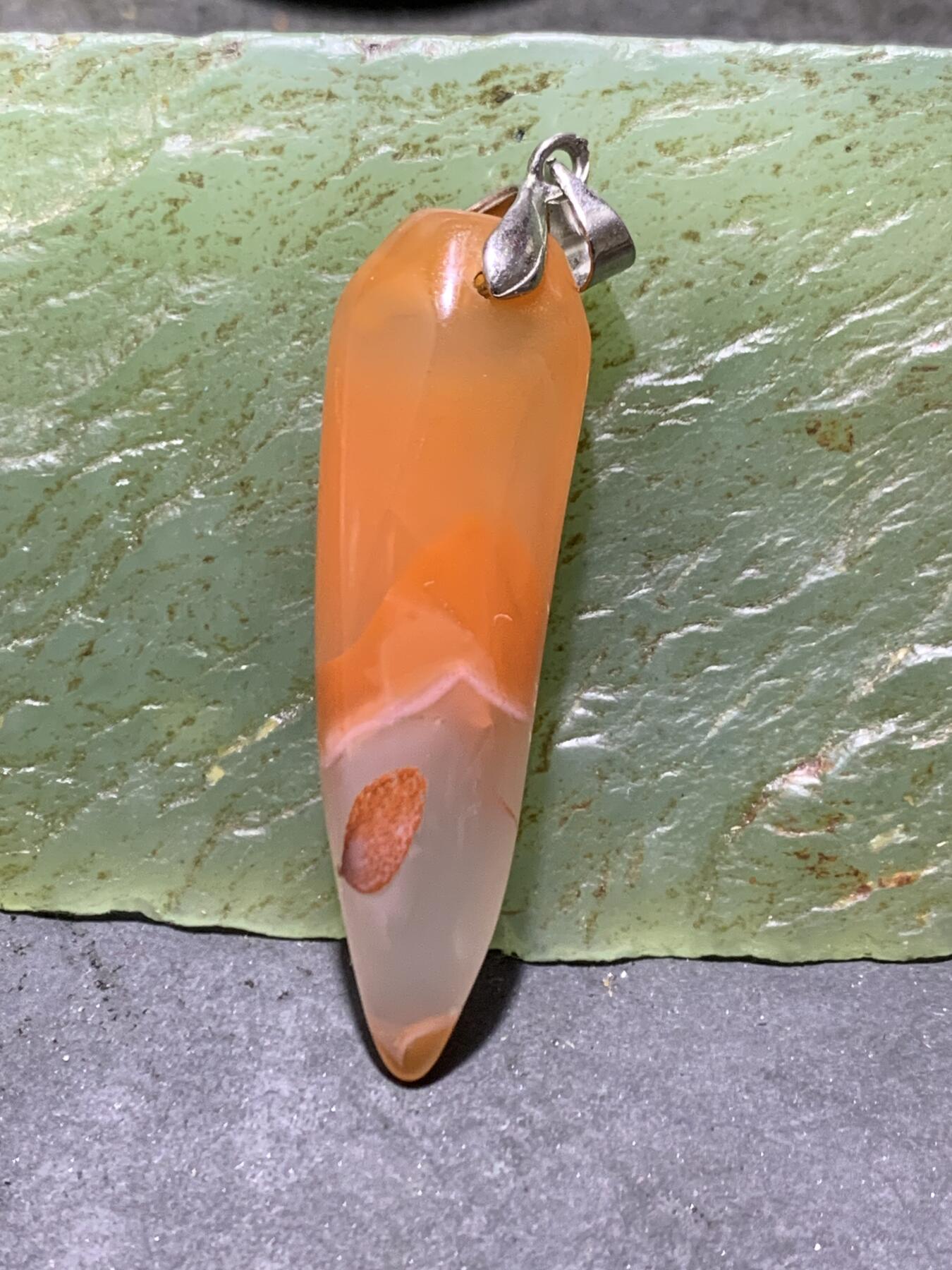 南红玛瑙荔枝冻飘火焰纹随形牙通货吊坠一个，