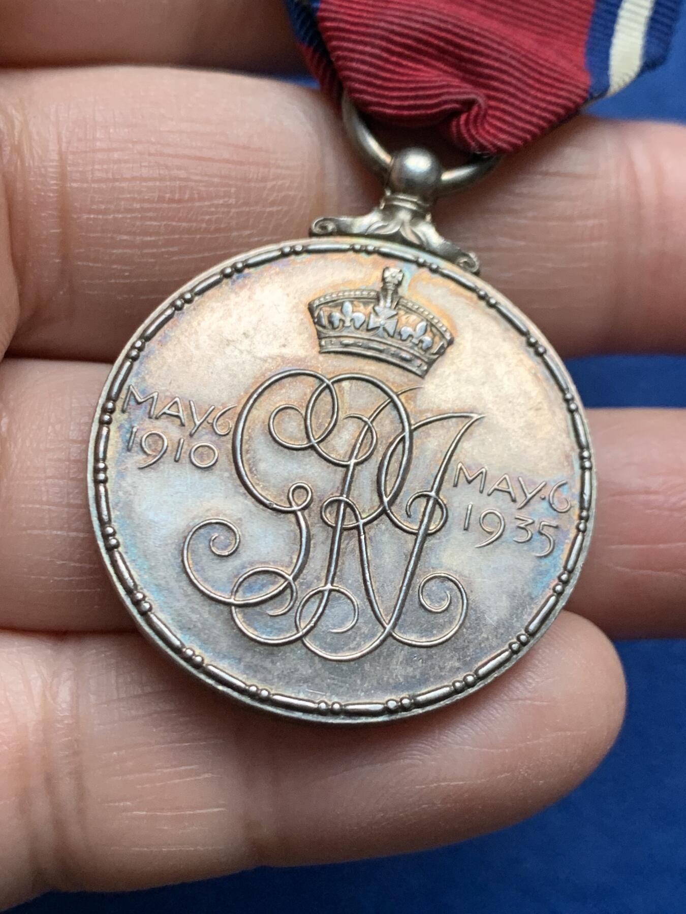 《竞宝斋》第475场 周日，周一 2场连拍 （全场包邮）欢迎送拍 英国1935年乔治五世登基25周年银禧纪念章，925银制，高浮雕，五彩包浆极美，带三色绶带，总重约32.7克。