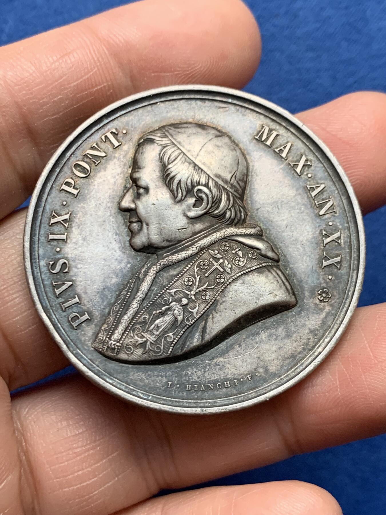 《竞宝斋》第475场 周日，周一 2场连拍 （全场包邮）欢迎送拍 梵蒂冈1865年教皇庇护九世，圣洛伦佐教堂纪念大银章。由梵蒂冈御用雕刻师L.Bianchi设计铸造，深色老包浆，味道好。直径：43.6mm，重：33.7g。