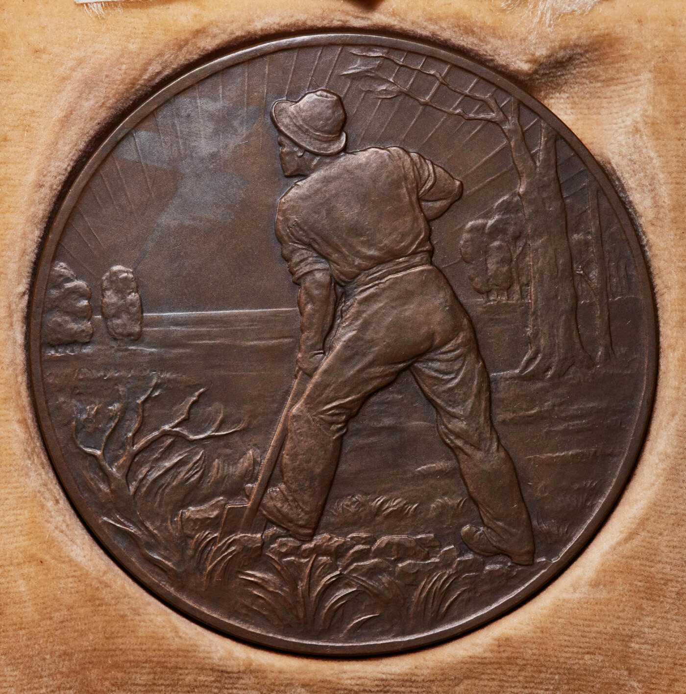 【俄甄集藏】2026年(050)04-01星期三 晚 19:30 全场包邮 日本1930年昭和5年日本广告业奠基者大阪万年社株式会社成立40周年纪念大铜章，造币局铸，原盒，直径：75mm，重量：178.62克，盒子局部有破损瑕疵，见详图