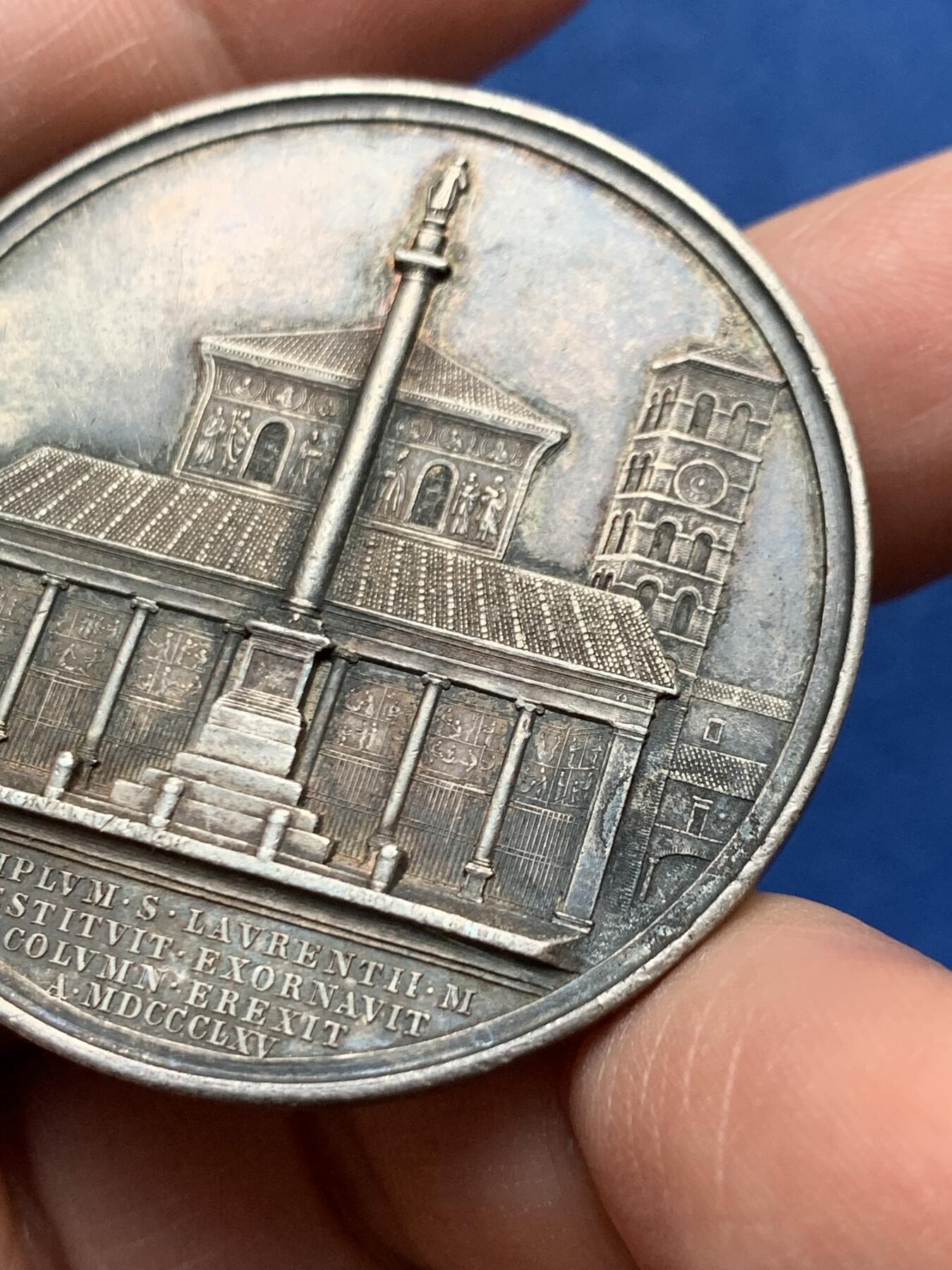 《竞宝斋》第475场 周日，周一 2场连拍 （全场包邮）欢迎送拍 梵蒂冈1865年教皇庇护九世，圣洛伦佐教堂纪念大银章。由梵蒂冈御用雕刻师L.Bianchi设计铸造，深色老包浆，味道好。直径：43.6mm，重：33.7g。