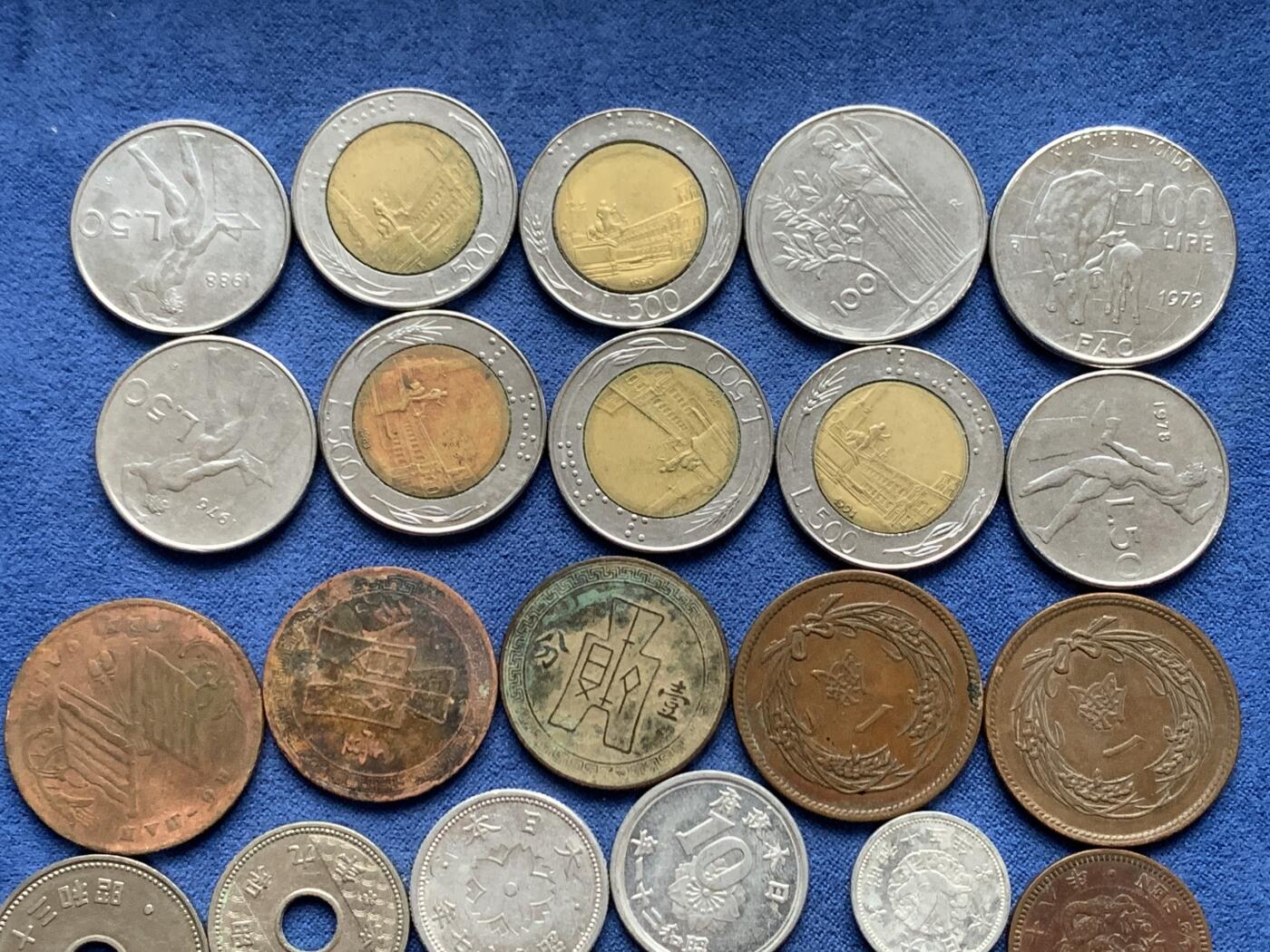 《竞宝斋》第475场 周日，周一 2场连拍 （全场包邮）欢迎送拍 钱币一组，含少见年份日本铜元，巧克力包浆 + 意大利里拉十枚 欧元之前的意大利法定货币，体现意大利设计美学，现已绝版 + 西班牙比塞塔一组七枚 西班牙君主制的完整体现，含三枚大尺寸500比塞塔（2018年前，单枚汇率30）+ 德国比利时货币一组七枚，含两枚特殊德国人像马克 + 瑞士古早2生丁一组八枚，巧克力包浆 + 日本早期硬币一组九枚