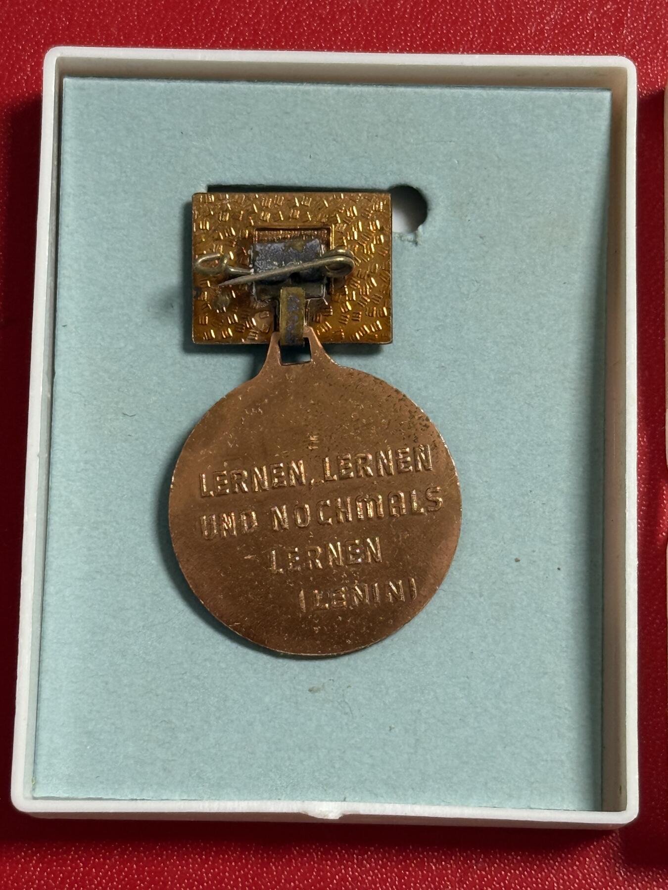 韵星假日军品类拍卖第50期 民主德国专业劳动竞赛优异成就奖章带原盒