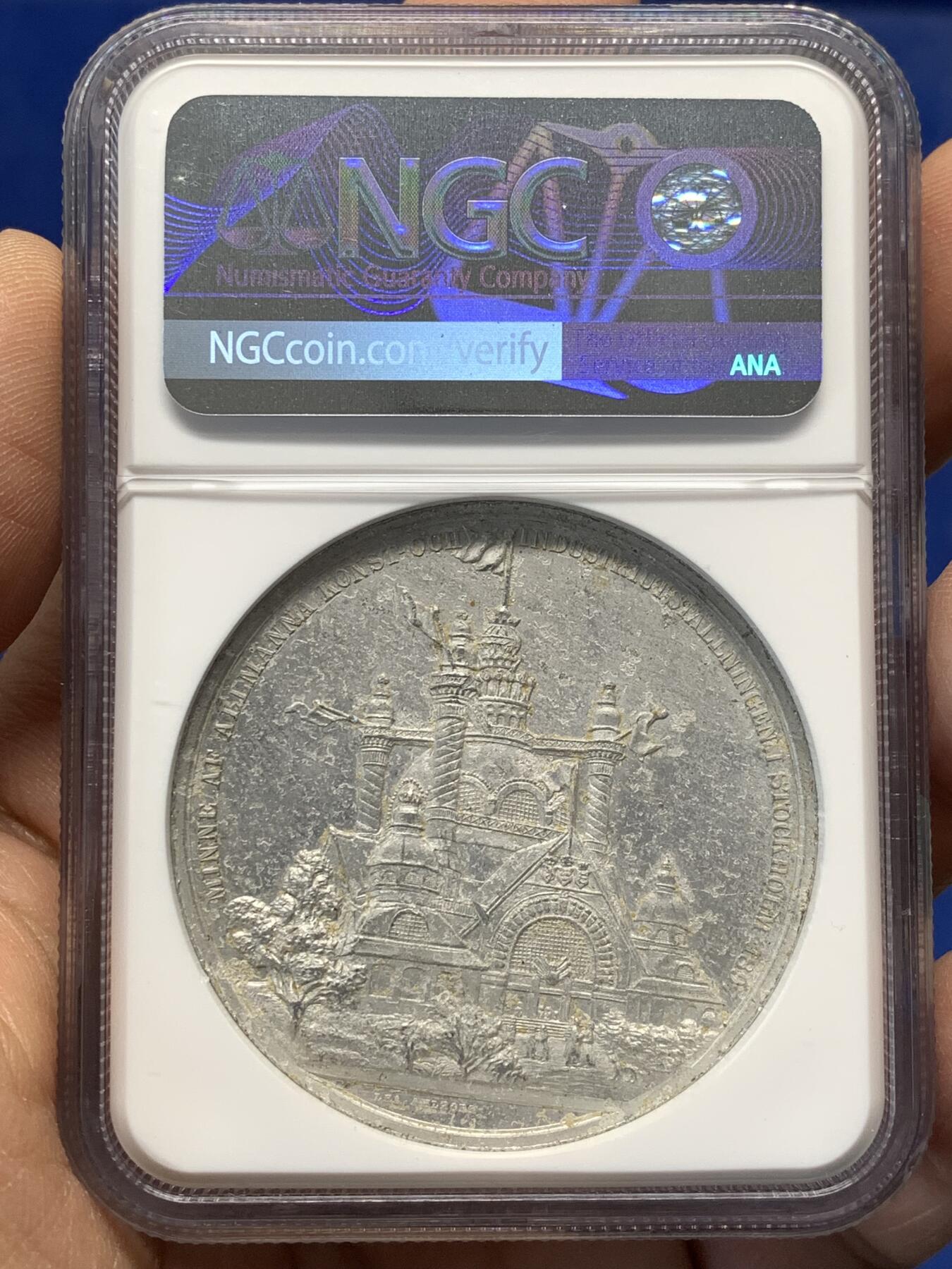 《竞宝斋》第476场 周日，周一 2场连拍 （全场包邮）欢迎送拍 NGC UNCD 瑞典斯德哥尔摩世博会纪念章 WM材质 正面为国王奥斯卡二世侧像 45mm 加厚盒