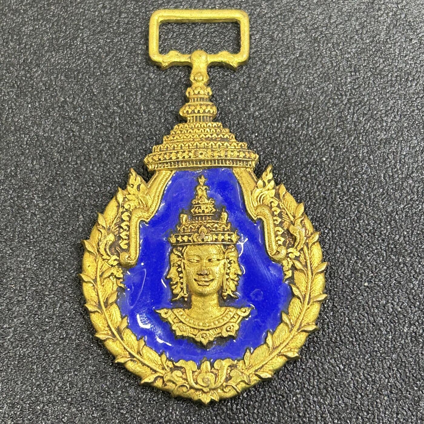 西秦中古拍卖第八十二期  老挝王国军官级教育功绩勋章 法国造版  1950年11月20日由老挝国王西萨旺创立，以表彰在公共教育、艺术和文学领域的杰出贡献