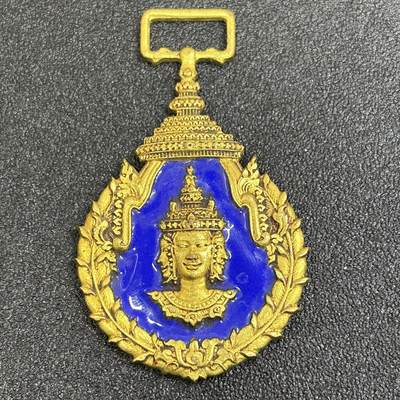 西秦中古拍卖第八十二期  - 老挝王国军官级教育功绩勋章 法国造版  1950年11月20日由老挝国王西萨旺创立，以表彰在公共教育、艺术和文学领域的杰出贡献