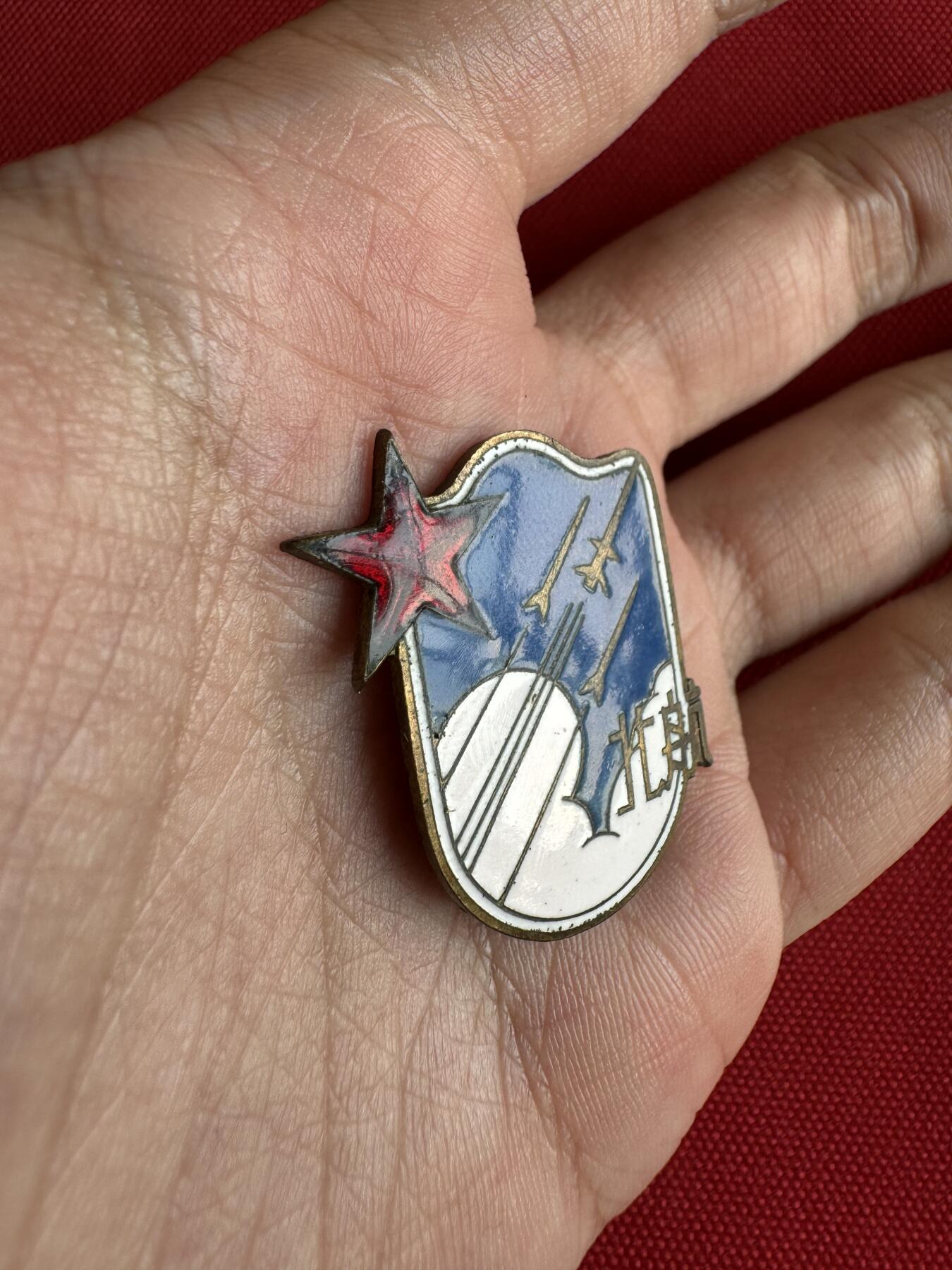 五哥徽章群   31号周二晚上八点4群联拍 校徽