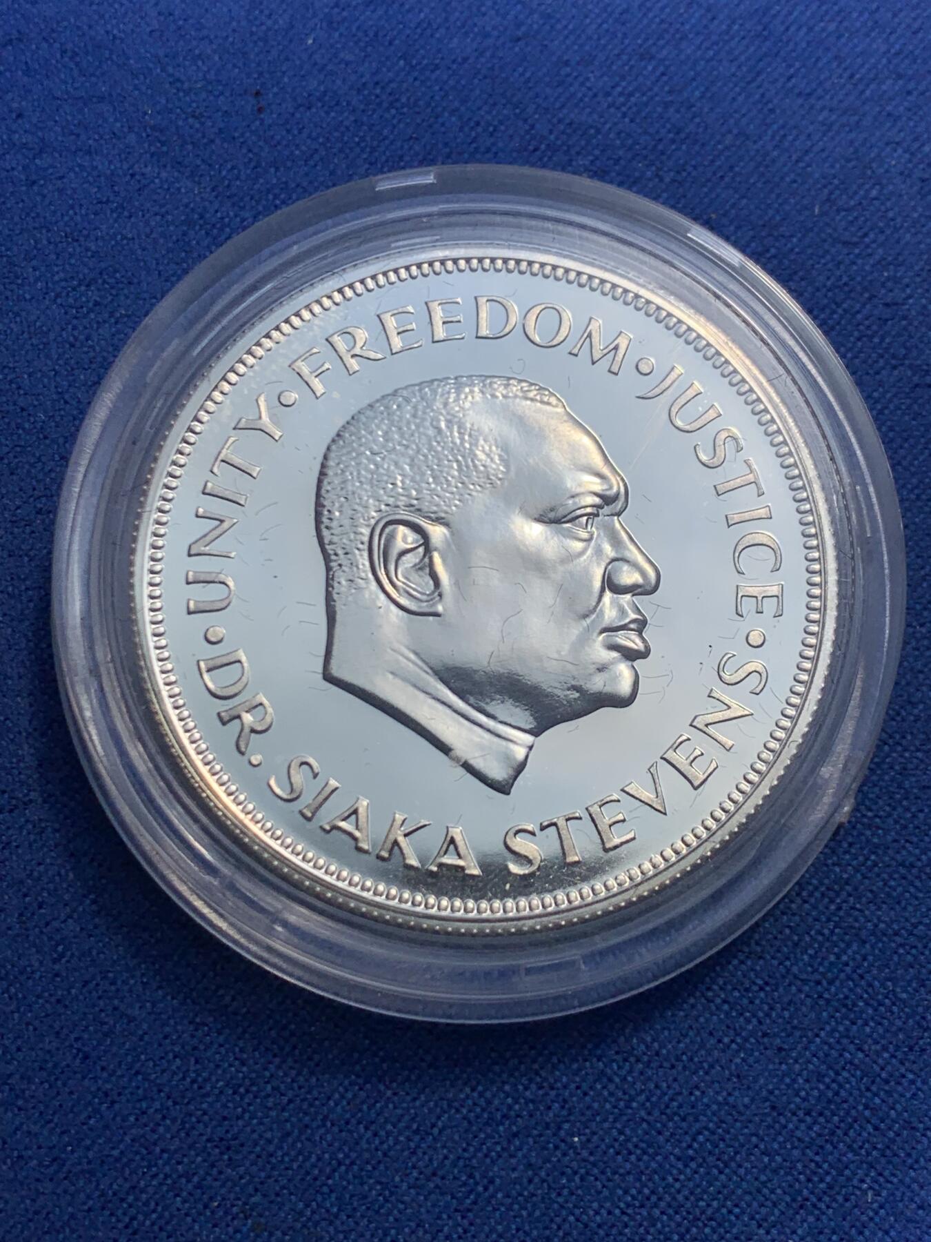 《竞宝斋》第476场 周日，周一 2场连拍 （全场包邮）欢迎送拍 塞拉利昂1974年1利昂银行10周年银币，英国皇家造币厂铸造，28.6克，精制925银，发行量仅40000枚，带原盒和证书