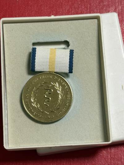 韵星假日军品类拍卖第50期 - 民主德国金级卫生与公共医疗忠诚服务奖章带原盒