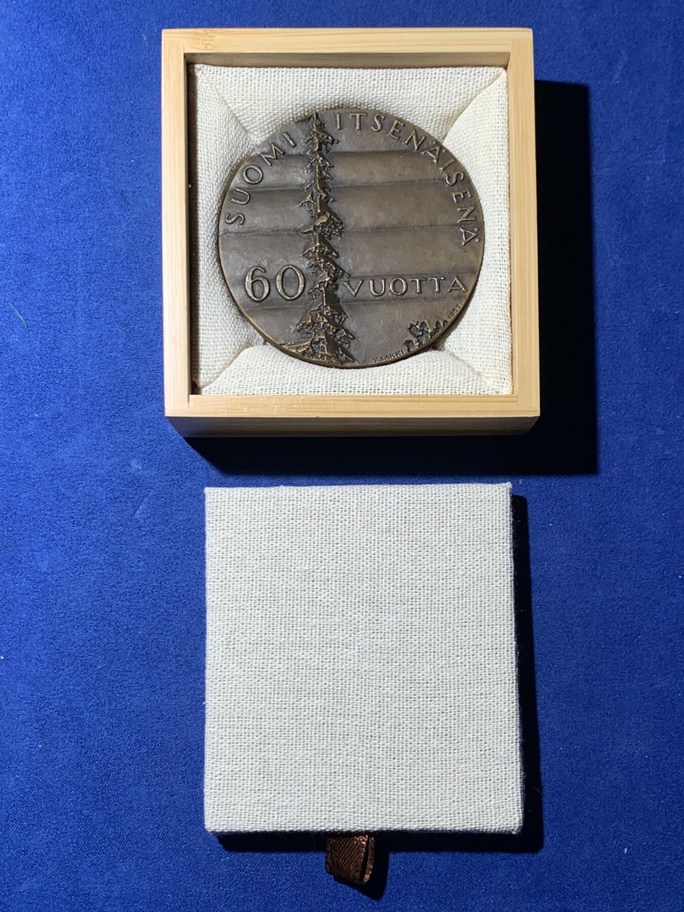 《竞宝斋》第476场 周日，周一 2场连拍 （全场包邮）欢迎送拍 芬兰大铜章 1977年 芬兰独立60周年 直径69.5mm 重量243.2g 附带竹制收纳盒