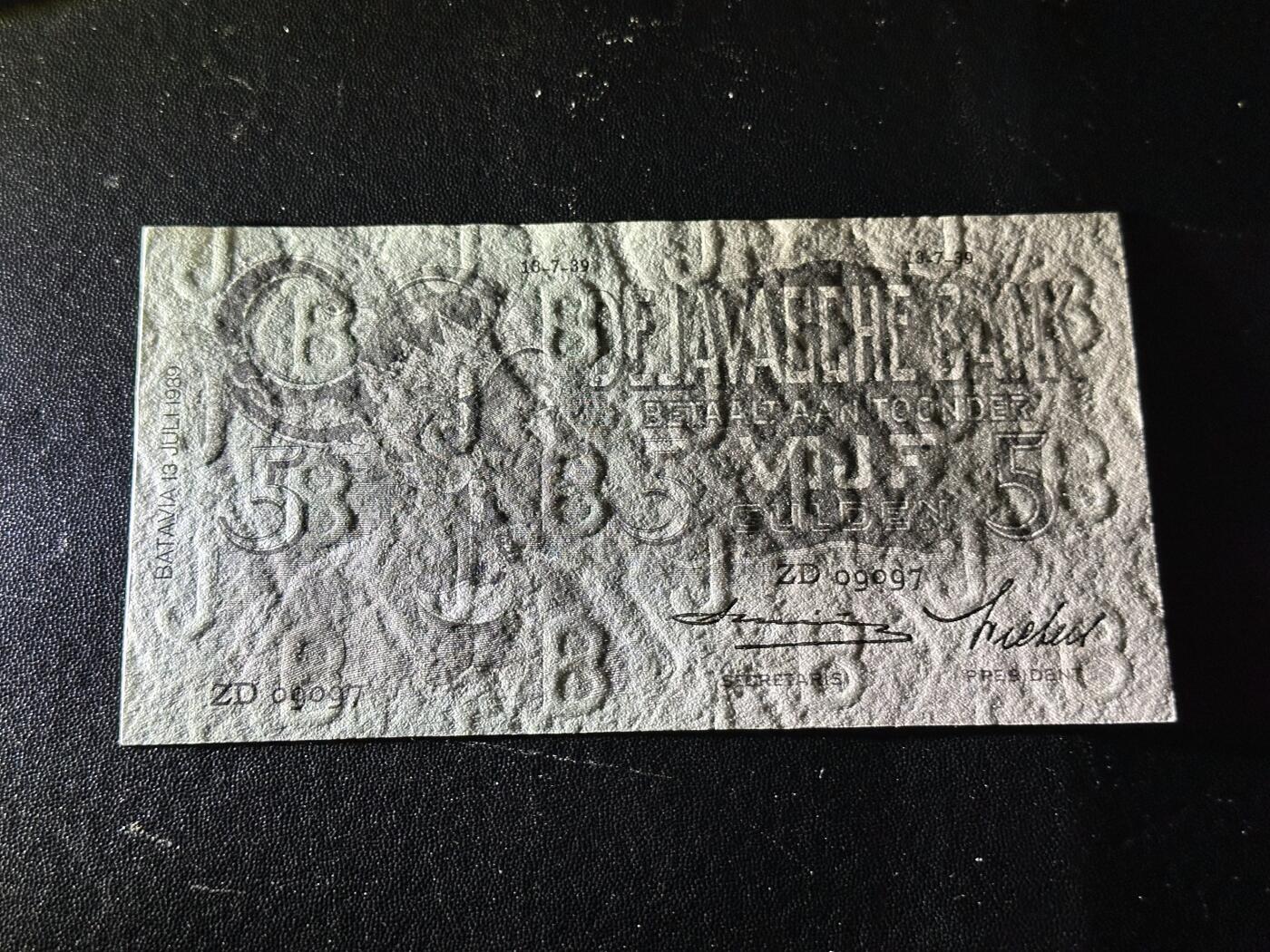 《外钞收藏家》第六百二十二期（精品场）（长期征集拍品、欢迎藏友们联系合作） 1939年荷属东印度5盾 全新 满版水印导致剪裁不齐