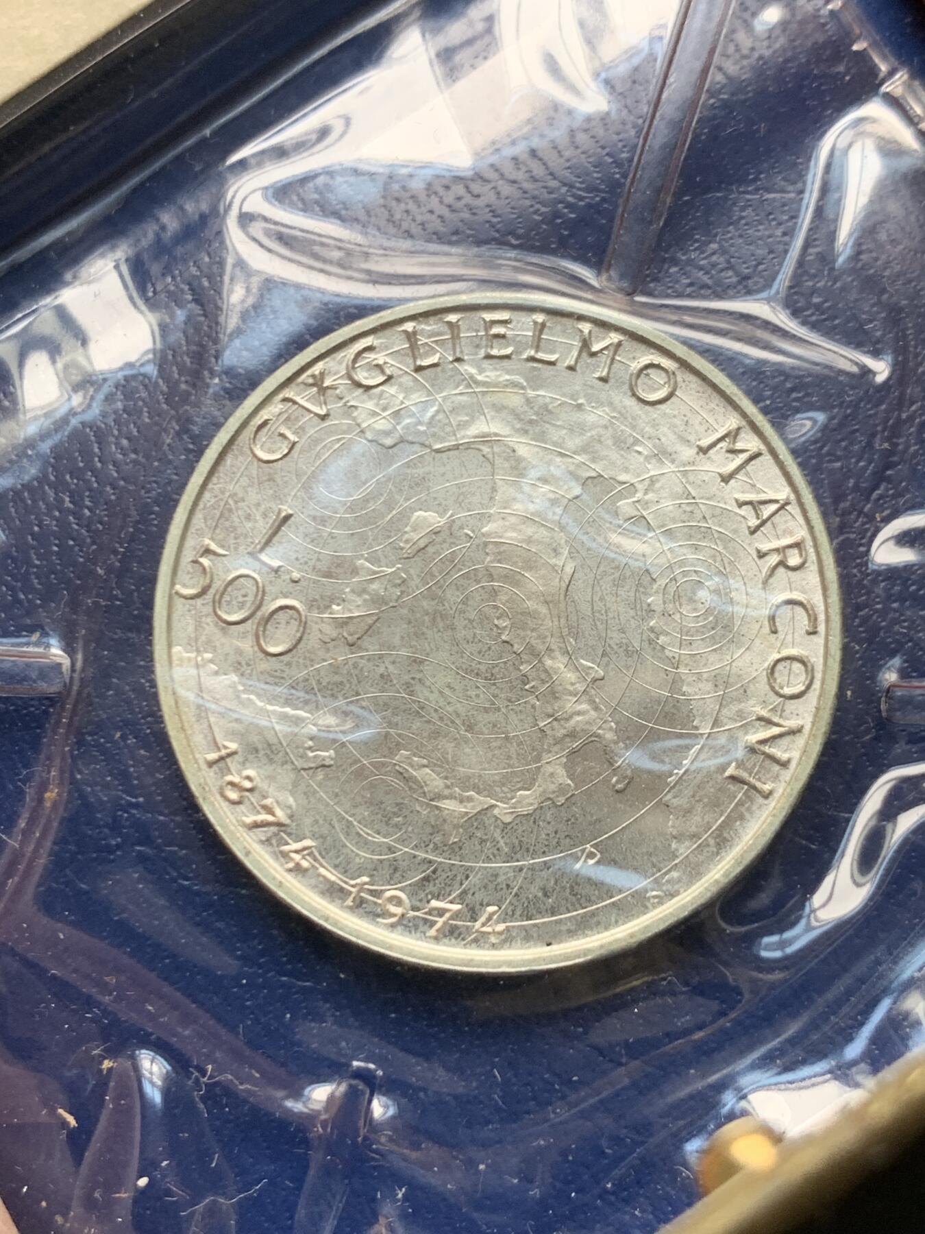 《竞宝斋》第476场 周日，周一 2场连拍 （全场包邮）欢迎送拍 小钱包 意大利1974年无线电报之父伽利尔摩·马可尼诞辰100周年500里拉纪念银币 背面意大利地图配无线电花纹很有设计感 835银 11克