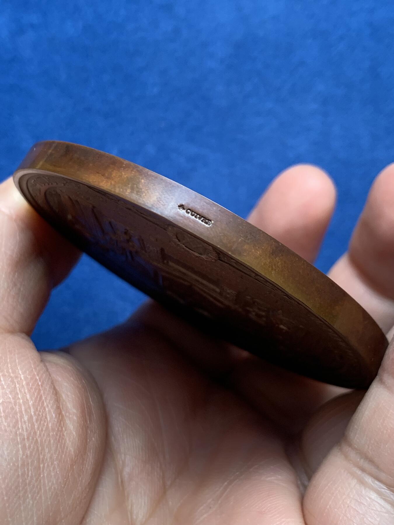 《竞宝斋》第476场 周日，周一 2场连拍 （全场包邮）欢迎送拍 法国圣餐洗礼大铜章 好品 141.8克 68.6mm 蜜蜂铜标 带盒