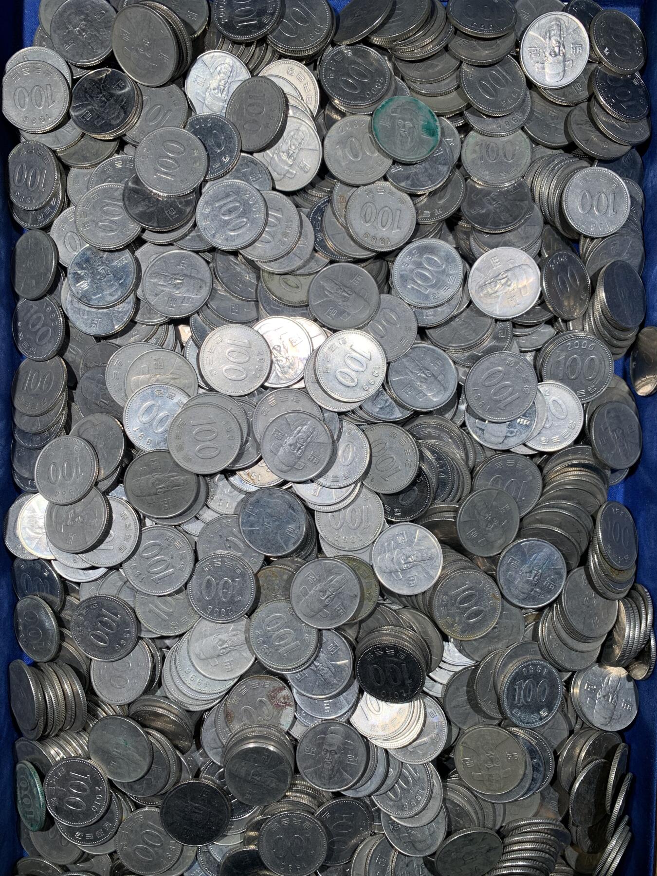 《竞宝斋》第476场 周日，周一 2场连拍 （全场包邮）欢迎送拍 韩国100韩元零钱1000枚，一枚重5.42克，总重5420克+。面值10万韩元!汇率值480+元人民币