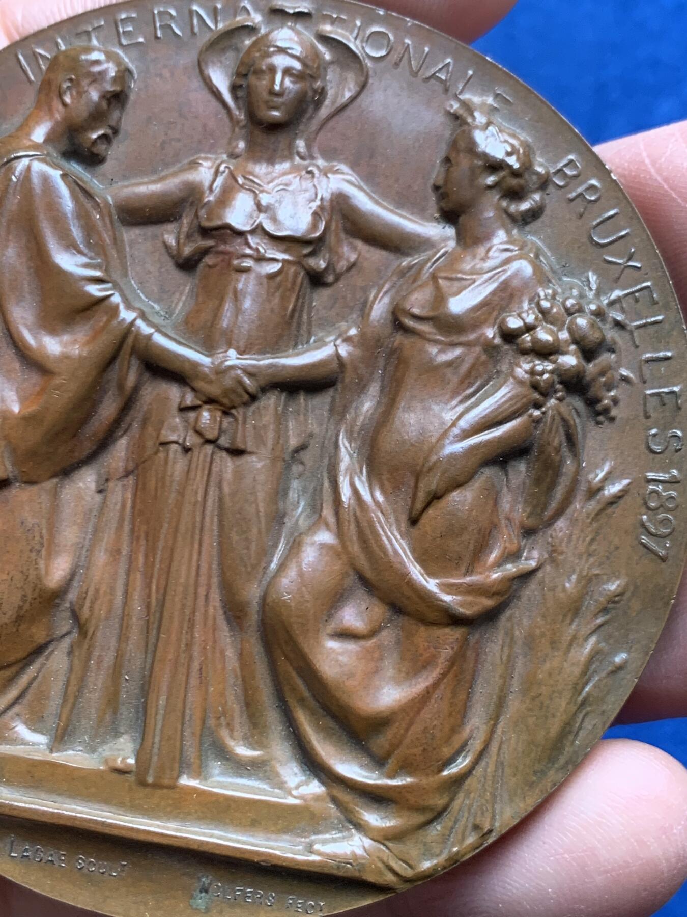 《竞宝斋》第476场 周日，周一 2场连拍 （全场包邮）欢迎送拍 1897年比利时布鲁塞尔世博会纪念大铜章 153.7克 69.2mm 高浮雕 带原盒