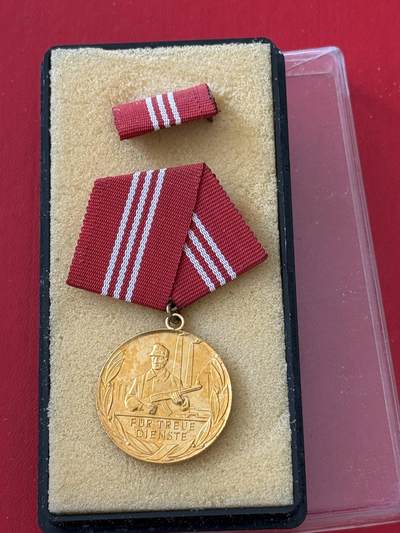 韵星假日军品类拍卖第50期 - 民主德国金级工战队忠诚服务奖章带原盒略