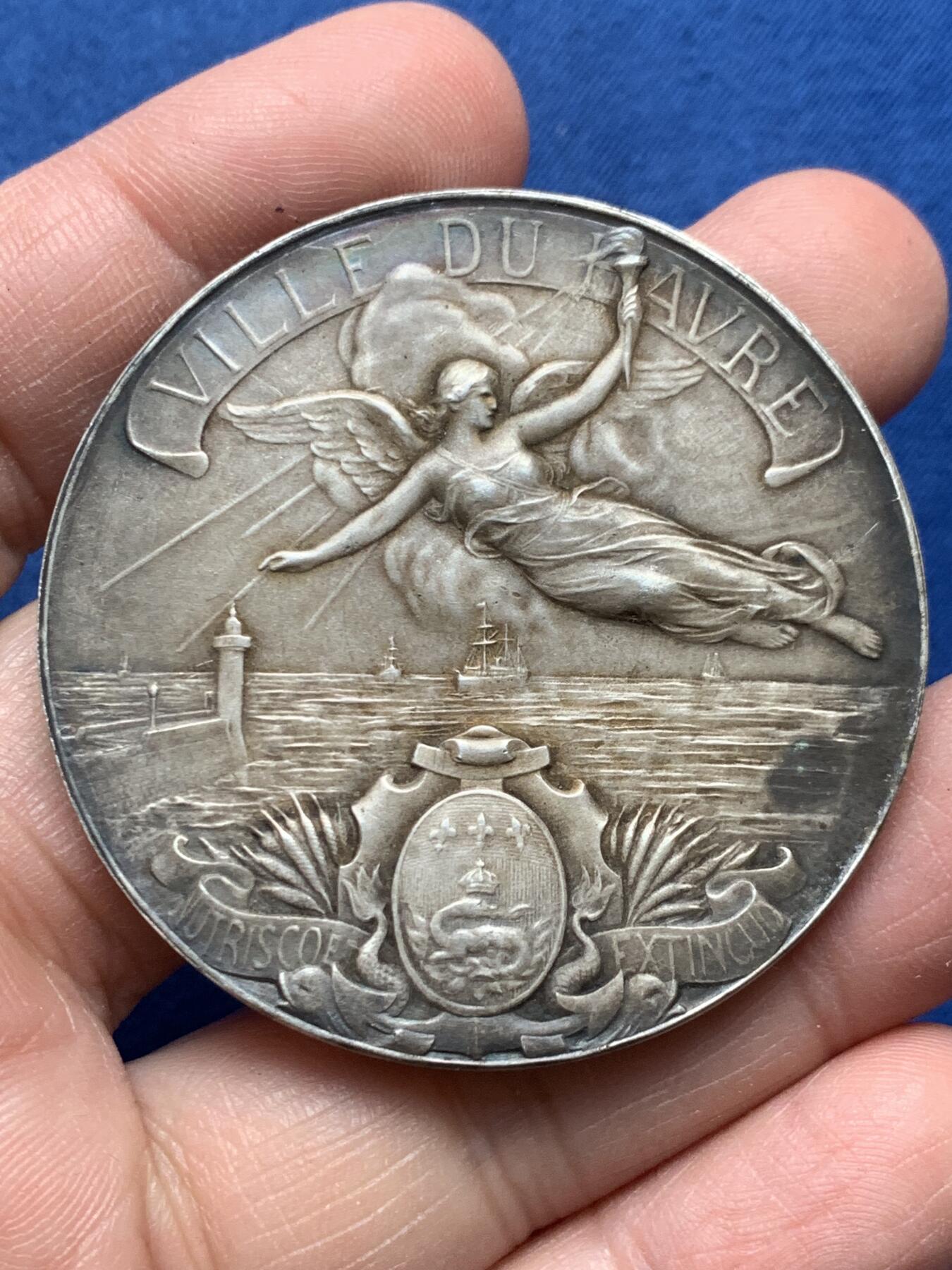 《竞宝斋》第476场 周日，周一 2场连拍 （全场包邮）欢迎送拍 法国勒阿弗尔拉弗洛特协会纪念镀银铜章 55克 49.2mm 三角铜标 带盒