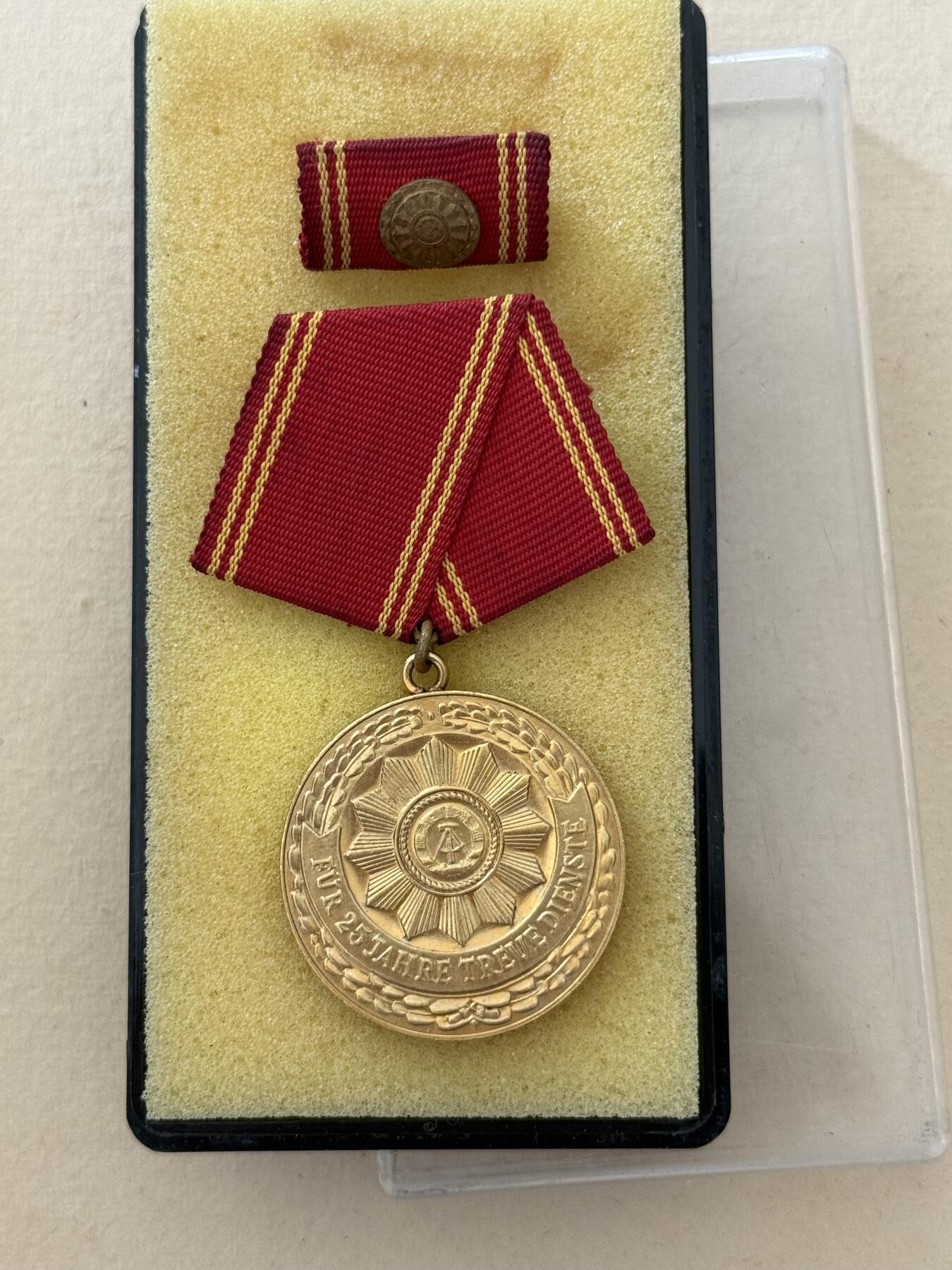 云宸嘉赏-勋臻文献佳藏优品精选场次（低佣 转发佣金红包） 民主德国工战队特级二级圆满服役奖章带盒略 镀金极品 