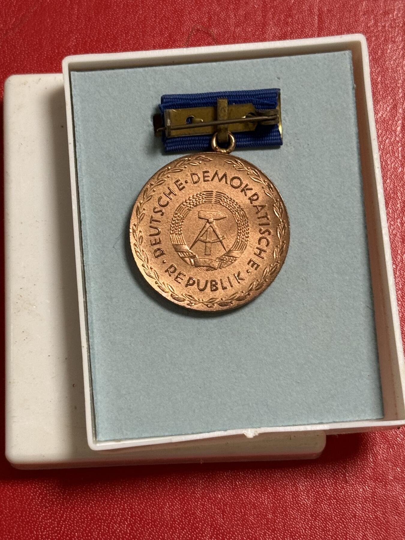 韵星假日军品类拍卖第50期 民主德国铜级斐斯泰洛齐奖章带原盒