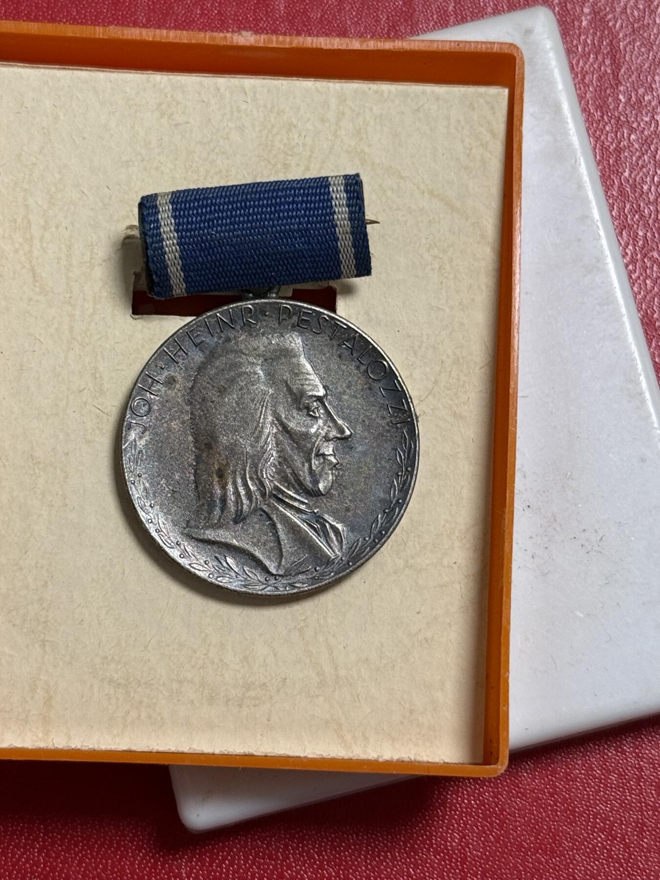 韵星假日军品类拍卖第50期 民主德国银级斐斯泰洛齐奖章带原盒
