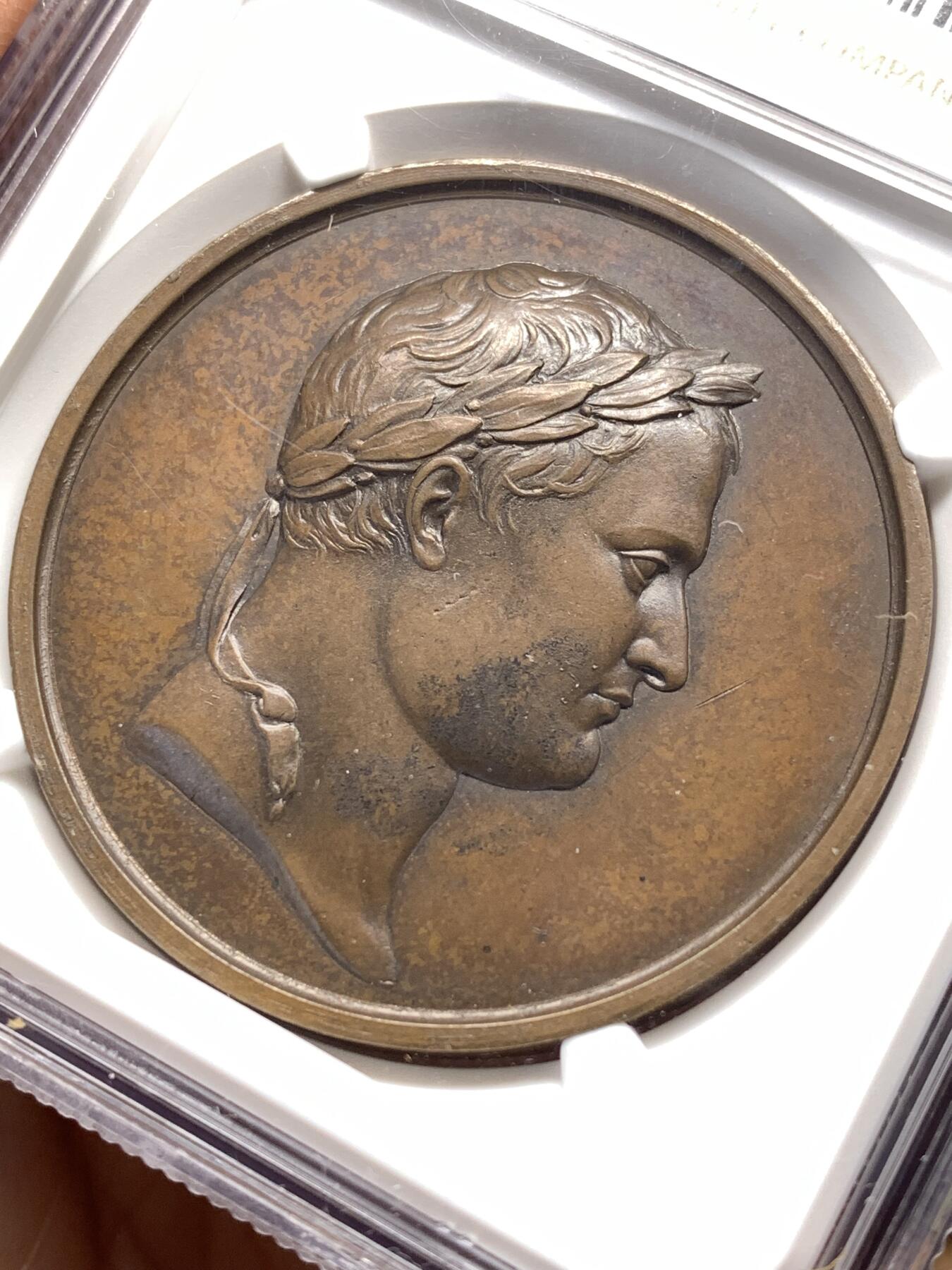 《竞宝斋》第476场 周日，周一 2场连拍 （全场包邮）欢迎送拍 NGC MS62BN 法国1804年拿破仑一世入侵英吉利海峡纪念大铜章，及其珍贵稀少品种，该章由Romain Jeuffroy与Dominique Denon设计、巴黎造币厂铸造，现被英国格林尼治皇家博物馆、澳大利亚维多利亚博物馆等机构收藏。极具历史意义及收藏价值。加厚盒