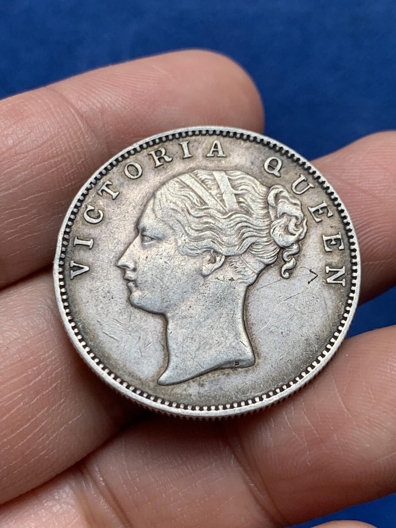 《竞宝斋》第476场 周日，周一 2场连拍 （全场包邮）欢迎送拍 东印度公司1840年维多利亚女王单辫1卢比银币 总重11.6克