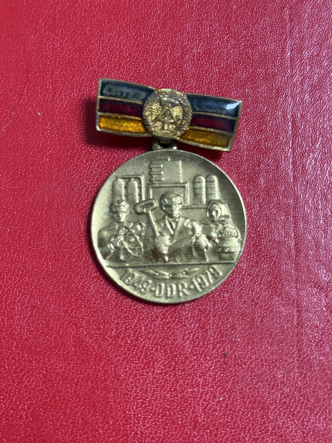 韵星假日军品类拍卖第50期 民主德国成立三十周年纪念章