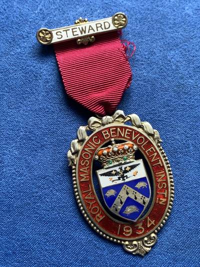 《竞宝斋》第476场 周日，周一 2场连拍 （全场包邮）欢迎送拍 - 英国1934年皇家共济会慈善机构珐琅银章，工艺精美，背面有走狮925银标及伦敦狮头银标。总重约20.2克