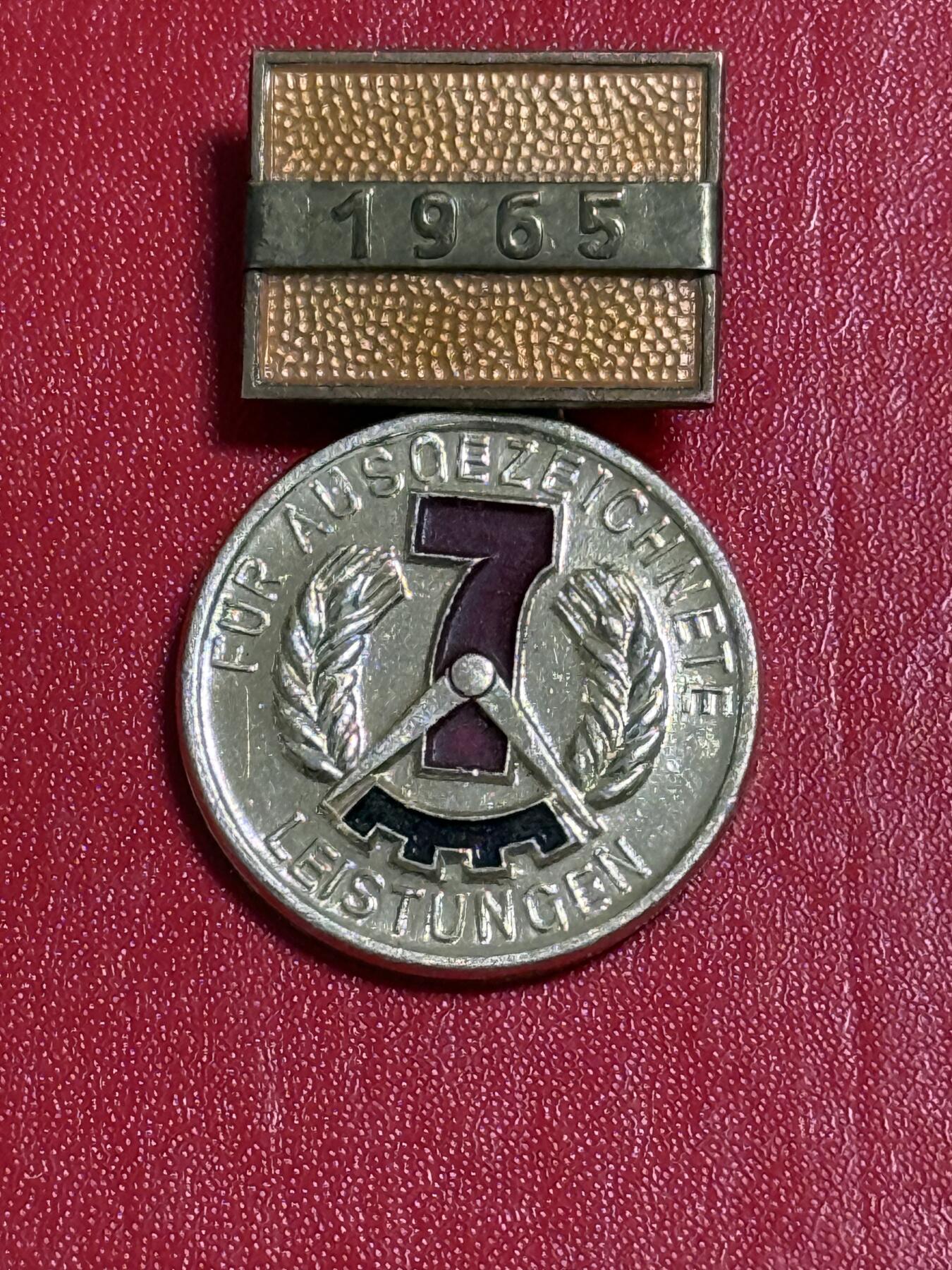 韵星假日军品类拍卖第50期 民主德国七年计划劳动模范奖章