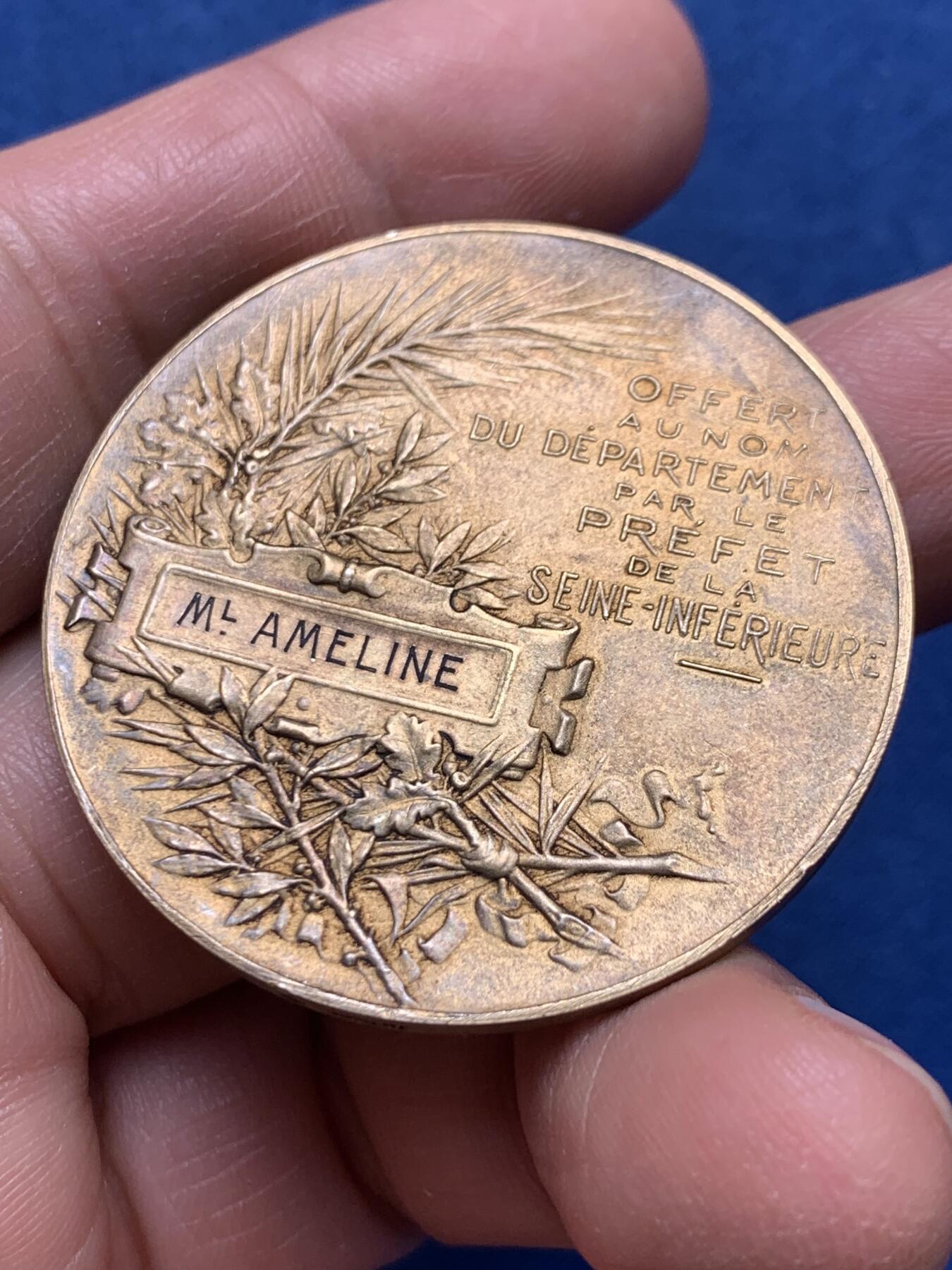 《竞宝斋》第476场 周日，周一 2场连拍 （全场包邮）欢迎送拍 名家罗蒂作 玛丽安娜女神镀金银章 31.2克 41.4mm 菱形银标