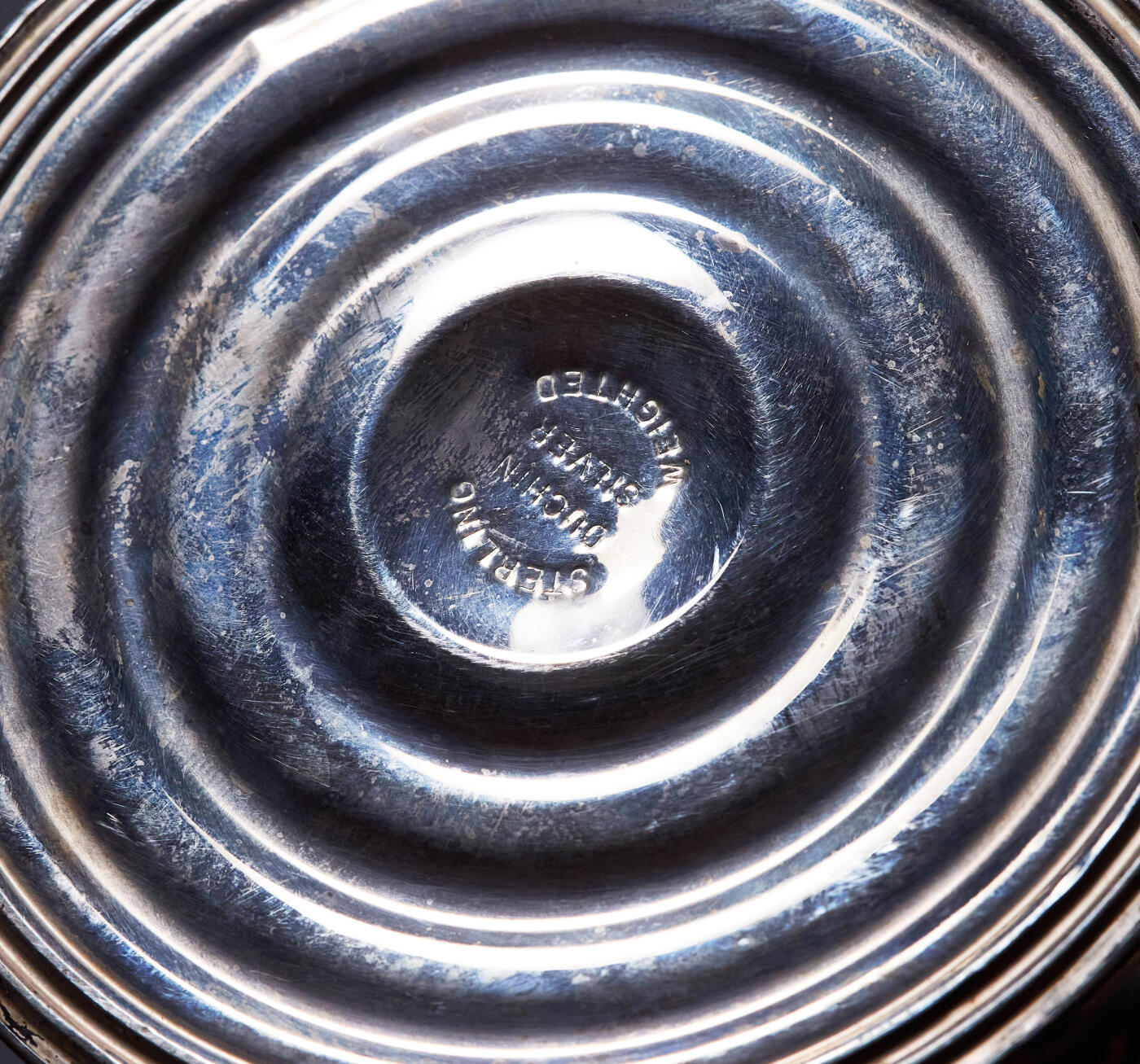 【俄甄集藏】2026年(050)04-01星期三 晚 19:30 全场包邮 美国1930年代古董银质烛台，长：270mm，高：160mm，底座直径：90mm，重量：504克，925银，底座有局部配重，整体含银比例约60%，原味包浆，保存完好（上期被鸽，重新拍）