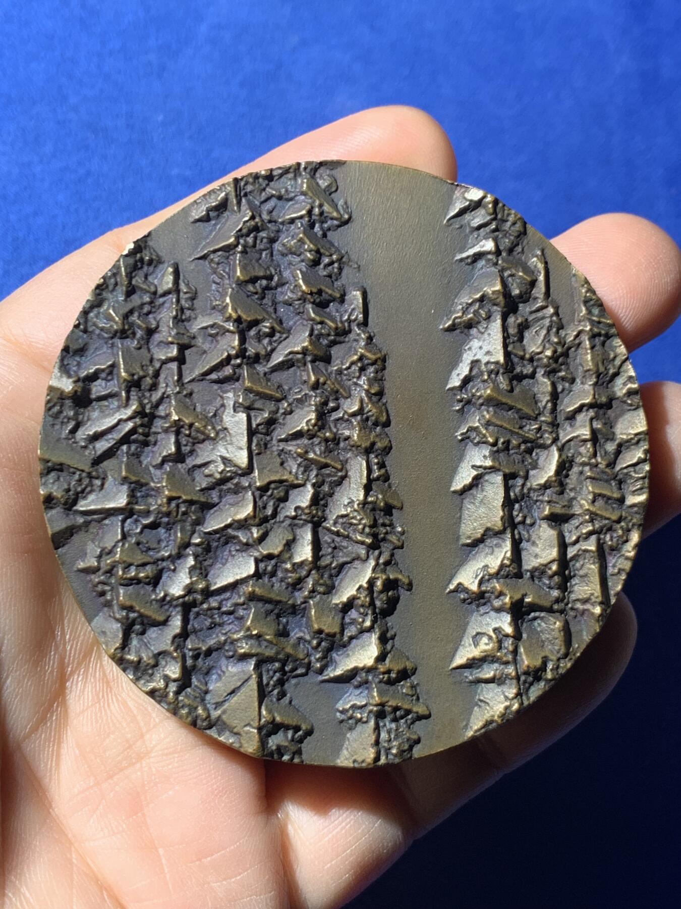 《竞宝斋》第476场 周日，周一 2场连拍 （全场包邮）欢迎送拍 芬兰大铜章 1977年 芬兰独立60周年 直径69.5mm 重量243.2g 附带竹制收纳盒