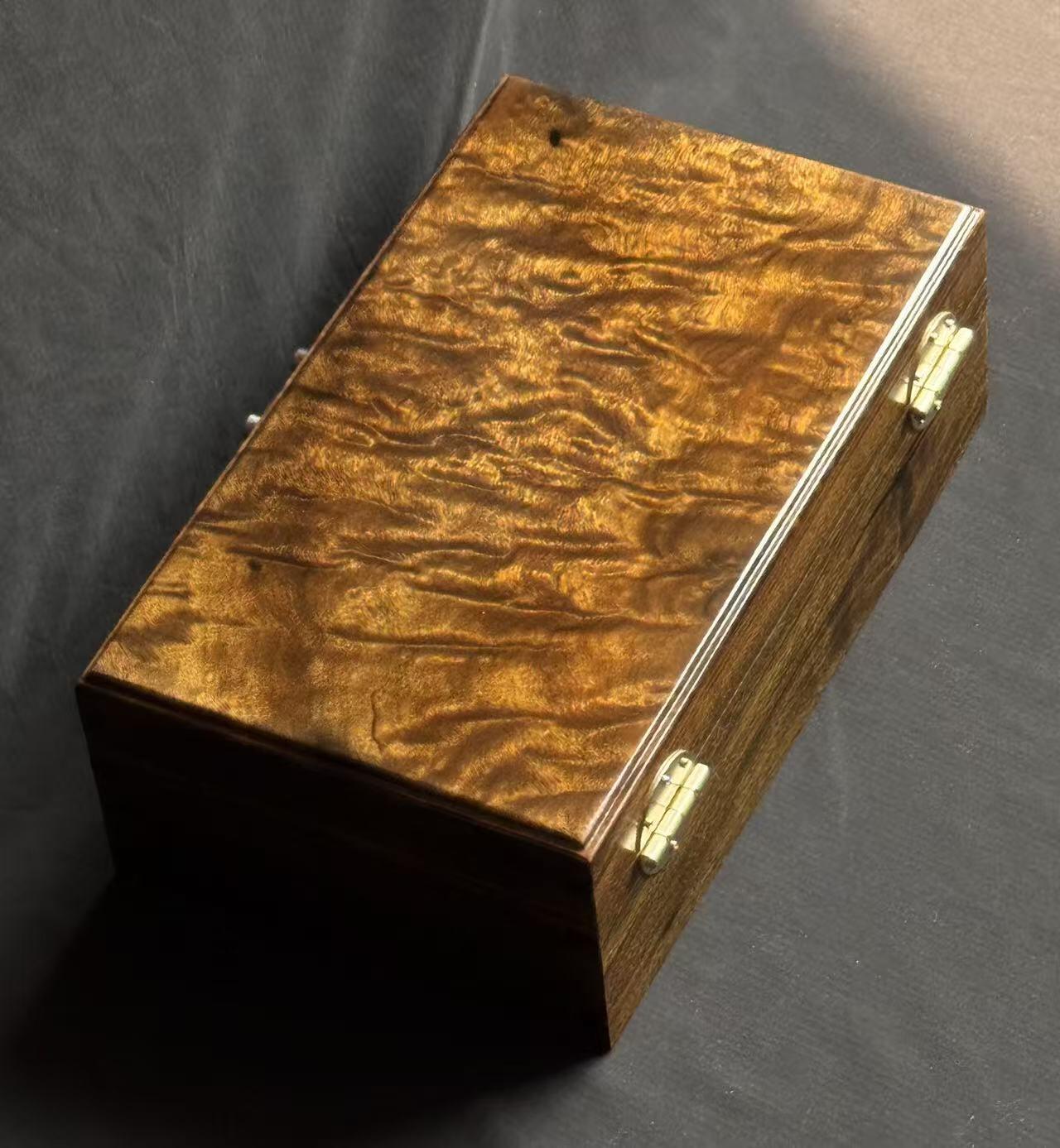 零元拍：金丝楠阴沉木满水波满纹满金丝首饰箱，尺寸：228/117/77MM，送礼盒箱。