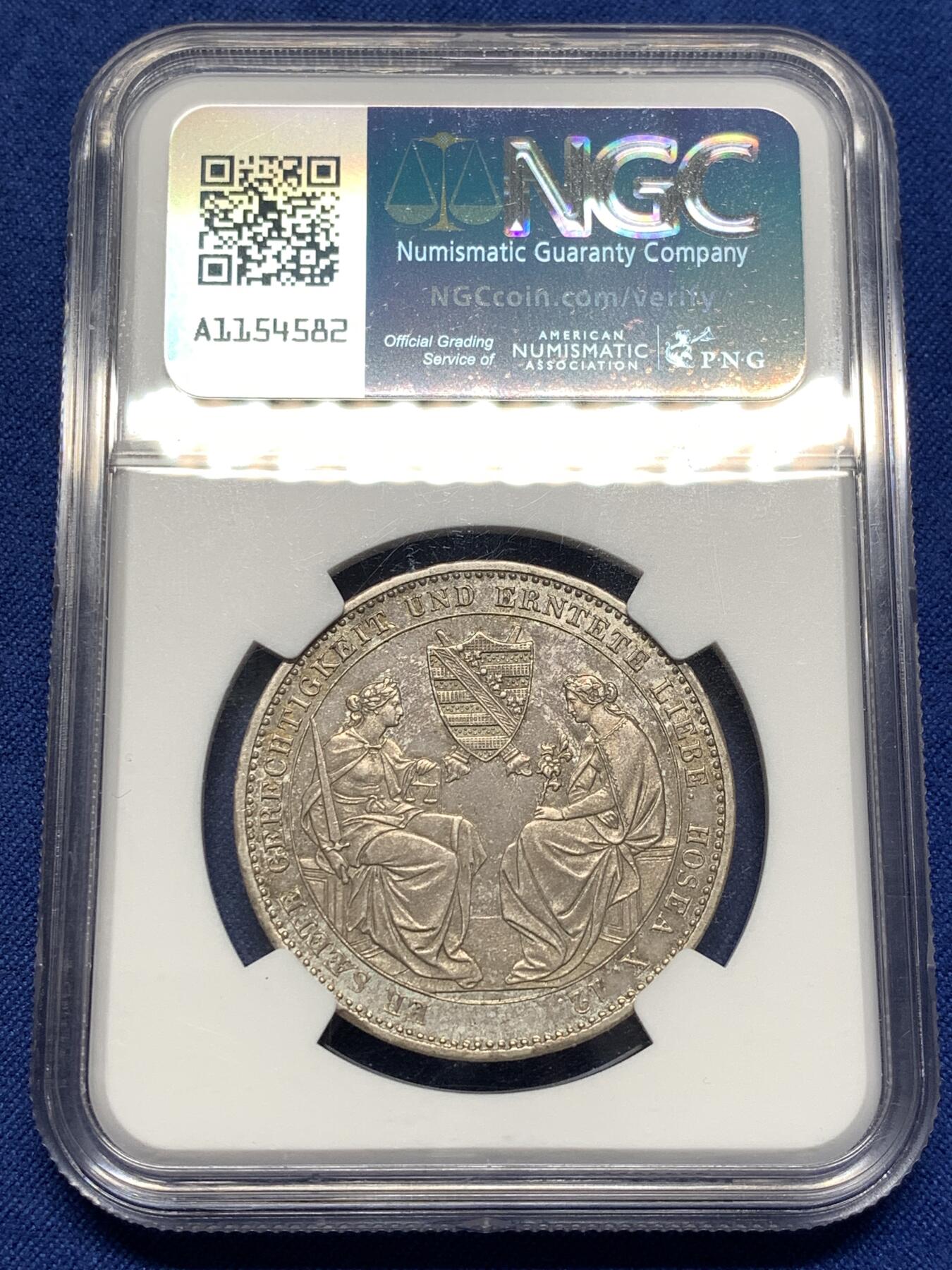 《竞宝斋》第476场 周日，周一 2场连拍 （全场包邮）欢迎送拍 NGC MS62 德意志萨克森1854奥古斯都逝世双神纪念泰勒，高点清晰十分难得，难得可见的双神细节，外拍越来越贵的币种