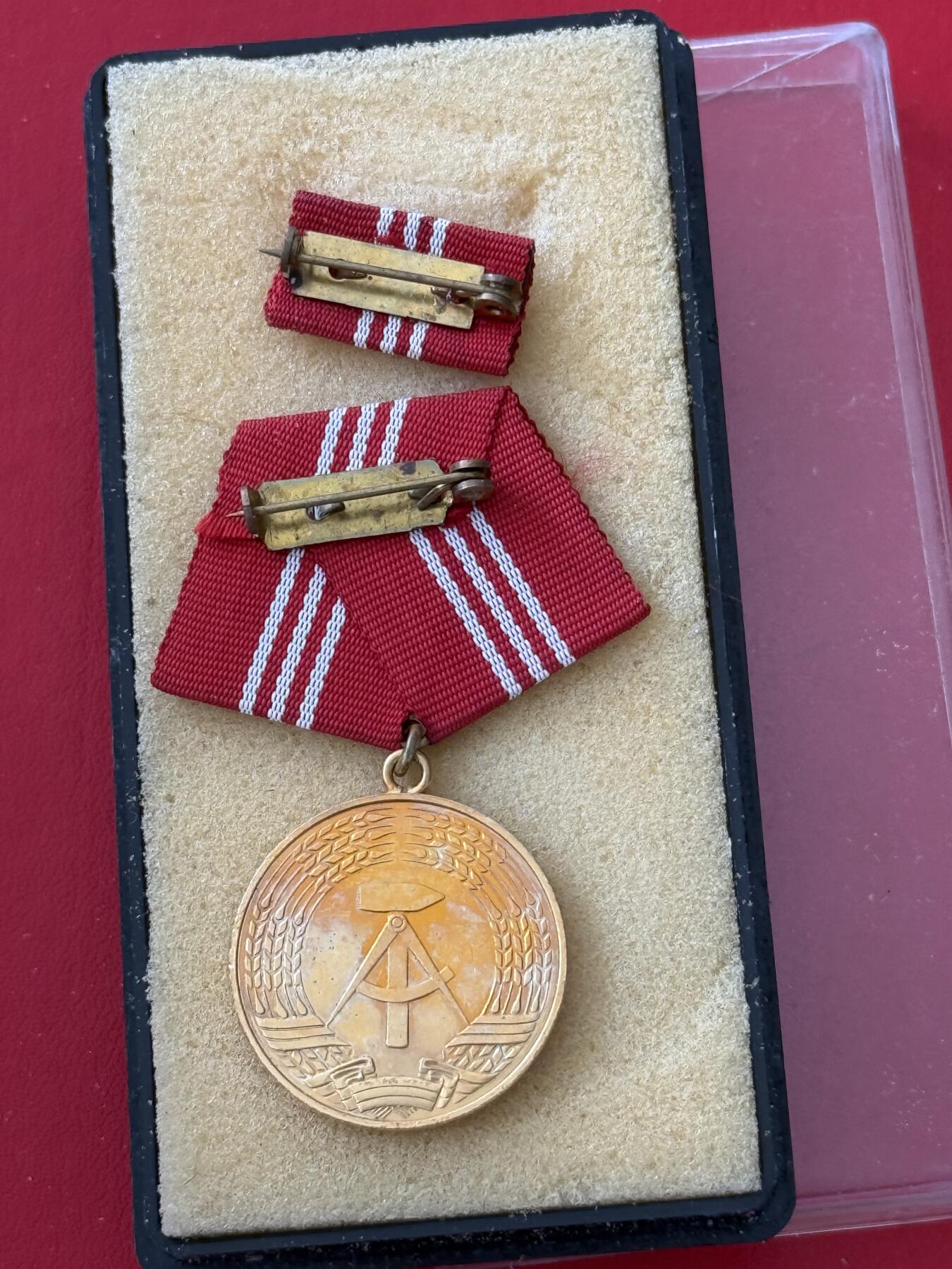 韵星假日军品类拍卖第50期 民主德国金级工战队忠诚服务奖章带原盒略