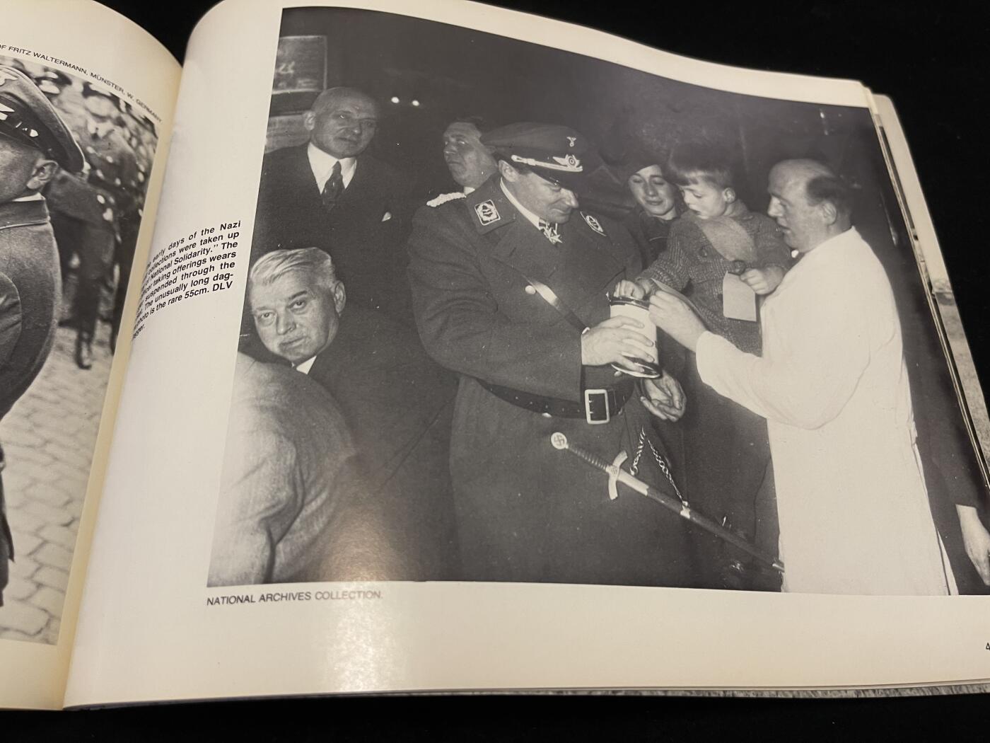 专场 德国二战时期刀剑佩戴图册 64页 很多少见组织佩刀实带图片