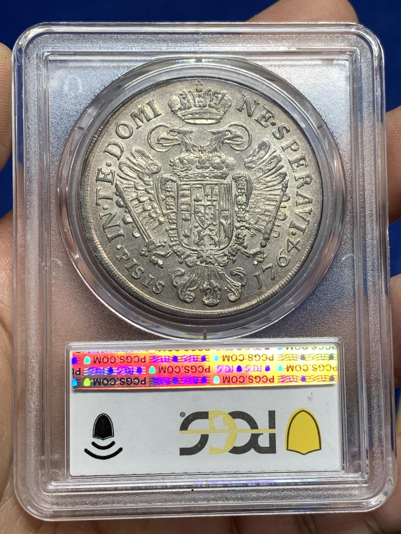 《竞宝斋》第476场 周日，周一 2场连拍 （全场包邮）欢迎送拍 PCGS AU58 意大利托斯卡纳大公国1764年francescone大银币，正面为神圣罗马帝国皇帝弗朗西斯（著名神罗女皇玛丽亚·特蕾莎的丈夫），背面为带有光环的神罗双头鹰，中间核心盾徽是奥地利哈布斯堡家族家徽和代表美第奇家族的六颗药丸盾徽。弗朗西斯也是美第奇家族绝嗣后托斯卡纳的第一个统治者。比奥地利本土的少见很多，冠军分，黄金包浆。另一枚年份更常见的61在今年拍了13000人民币。